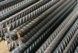 مصانع الحديد ترفع أسعار الطن 3 آلاف جنيه وسط زيادات متتالية في التكلفة وارتفاع سعر صرف الدولار أمام الجنيه