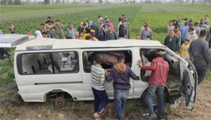 مصرع وإصابة 14 شخص في انقلاب ميكروباص على الطريق الزراعي ببني سويف