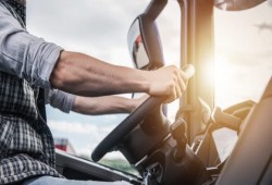 ملف الرخصة.. كيف تدفع الحكومة السائقين إلى القهر بين القومسيون الطبي وغياب الحماية والنقابة العاجزة؟