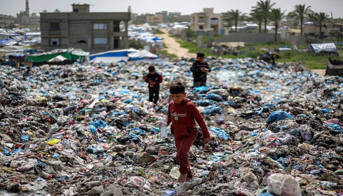 كارثة صامتة في غزة.. القوارض تغزو خيام النازحين وتهدد حياتهم وسط انهيار بيئي وصحي