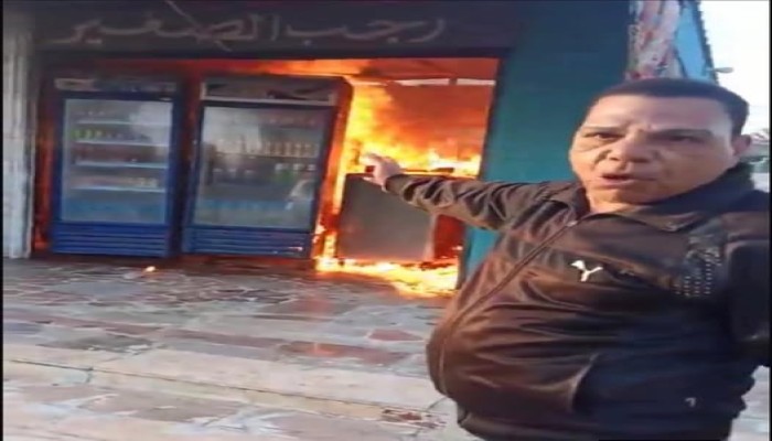 شاهد || صاحب كشك في الإسماعيلية يشعل النار فيه بسبب حرمانه من مصدر رزقه