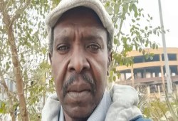 بعد احتجاز دام 50 يومًا في مصر.. الكاتب السوداني إدريس علي بابكر: تجويع متعمد وابتـزاز مادي ودفعنا تكاليف إقامتنا داخل السجن 