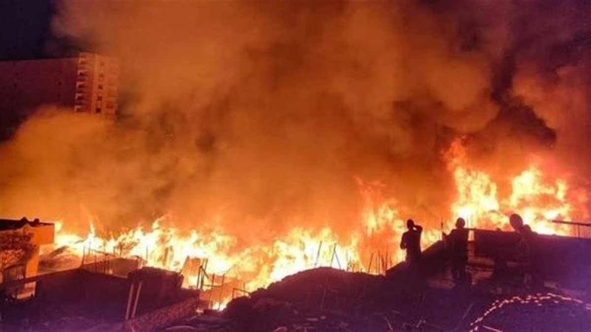 شاهد || حريق هائل يلتهم مخازن الأخشاب بمؤسسة الزكاة بالقاهرة