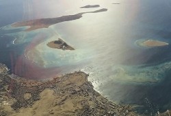 توقف المرور في مضيق هرمز وتحوّل السفن إلى خليج عُمان يضع المنطقة أمام مواجهة بحرية مفتوحة