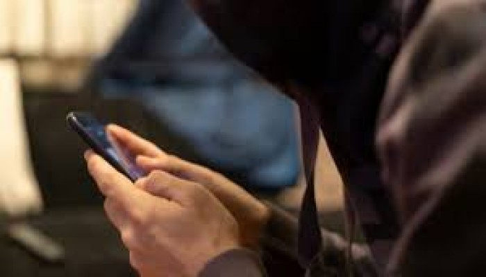 هاتفك يتتبع كل تحركاتك.. كيف تحمي نفسك من المخاطر وانتهاك الخصوصية؟