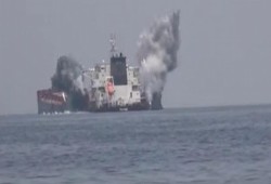 هجوم إيراني بمسيّرات على سفن عسكرية أمريكية ردًا على استهداف سفينة تجارية