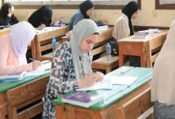 غضب يتصاعد قبل الامتحانات ومطالبات بتخفيف المناهج بعد اتساع شكاوى الأسر