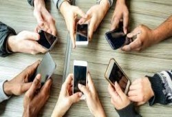 خبراء: إدمان الهاتف.. العبرة ليس بعدد الساعات 