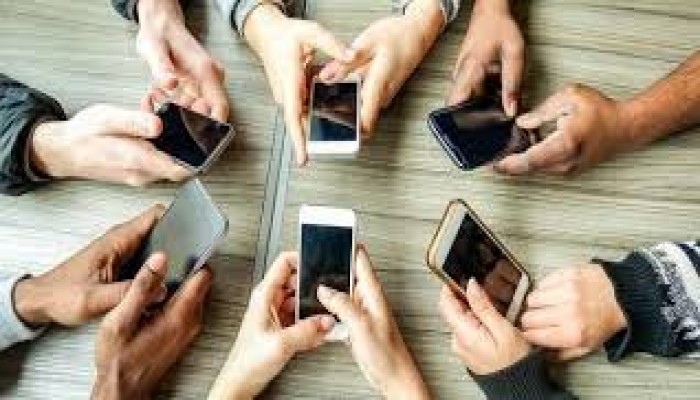 خبراء: إدمان الهاتف.. العبرة ليس بعدد الساعات 