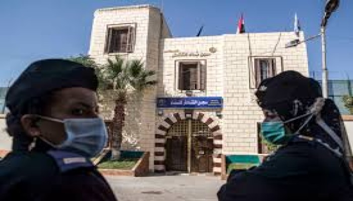 السجانتان "عايدة" و"نجلاء".. ممارسات غير لائقة بحق الزائرات في سجن العاشر نساء 