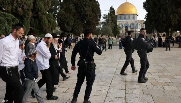 مستوطنون يقتحمون المسجد الأقصى تحت حماية مشددة ويؤدون طقوسًا استفزازية