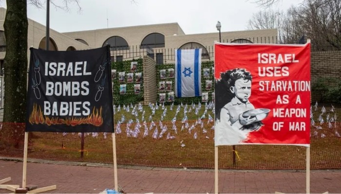 احتجاجات حادة تُحرج قنصل الاحتلال في أمريكا وهتافات “عار وخزي” تقاطع كلمته خلال حفل رسمي