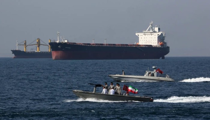 إيران تفرض رسوماً على عبور مضيق هرمز