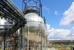 مقابل 490 مليون دولار سنويا.. الانقلاب يفرط في طاقة الأمونيا الخضراء برأس بناس بتصدير كامل للشركات الأجنبية لدعم السوق الأوربي مقابل حرمان المصريين