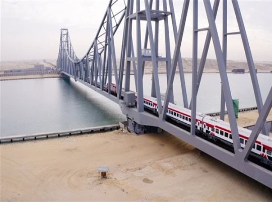 مشروعات جديدة بسيناء بين طرق وممرات وموانئ على أرض جرى تفريغها من أهلها.. قطار تنمية لخدمة المستثمرين الأجانب على انقاض أصحاب الأرض