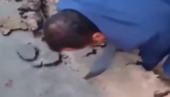 فيديو.. مهندسون يمزقون طبقات الأسفلت بأيديهم ويفضحون فساد الحكومة.. دعاية الإنجازات تسقط أمام أيدي المواطنين