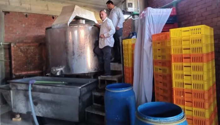 ضبط ألبان قاتلة بمصنع في أسيوط يكشف فشل الرقابة وخطر الكيمياء على غذاء الفقراء