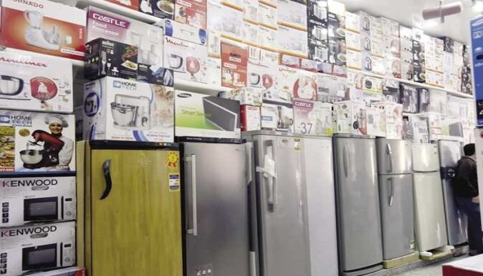 الدولار والوقود وغياب الرقابة يدفعون المقبلين على الزواج إلى تقسيط أو تأجيل شراء الأجهزة الكهربائية لارتفاع أسعارها