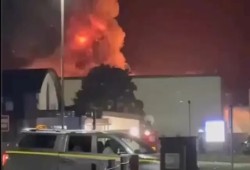 فيديو || حريق ضخم يهز قاعدة فيرفورد الجوية البريطانية