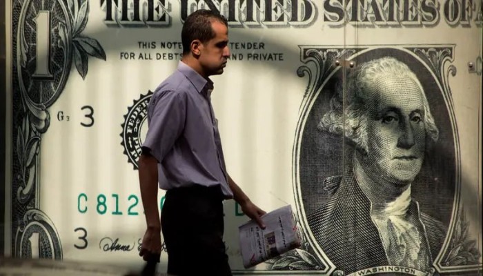 الدولار يواصل الصعود فوق 52 جنيهًا كاشفًا ضغوطًا اقتصادية على سوق الصرف ومعيشة المصريين