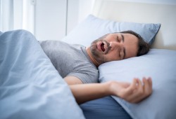 متى يكون الشخير علامة على أزمة قلبية أو سكتة دماغية مميتة؟.. 3 علامات تعرف عليها 