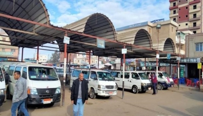 ارتفاع الوقود يدفع المصريين إلى ترك سياراتهم والاتجاه للنقل الجماعي