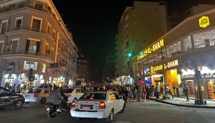 عودة الحياة الليلية الصاخبة إلى طبيعتها في مصر.. وأصحاب أعمال: الغلق المبكر "قرار كارثي"