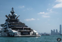 الجارديان || عبور يخت فاخر مضيق هرمز رغم الحصار