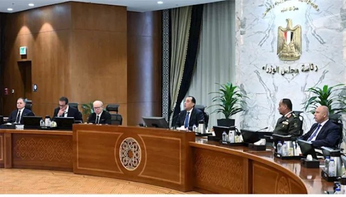 إطفاء إعلانات الشوارع بعد إلغاء غلق المحلات.. ترشيد مرتبك وأزمة السيسي المالية تتعاظم