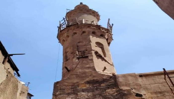 مئذنة مسجد جوهر المعيني تكشف إهمال الحكومة لتراث القاهرة وسلامة المصلين والطلاب
