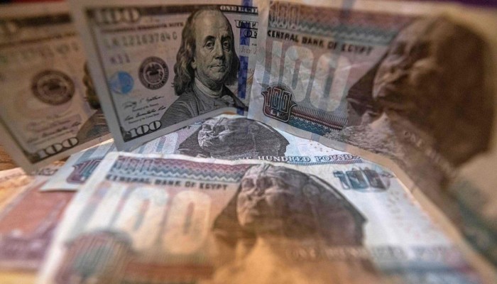 الجنيه يدخل منحنى الـ 54 أمام الدولار... وسط قفزة في الذهب واضطراب البورصة