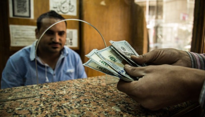 لماذا لا تنقذ تحويلات المصريين بالخارج الجنيه من فاتورة الدولار المضطربة؟