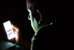 كيف تقلل من استخدامك للهاتف لتجنب مخاطر الإدمان؟ 