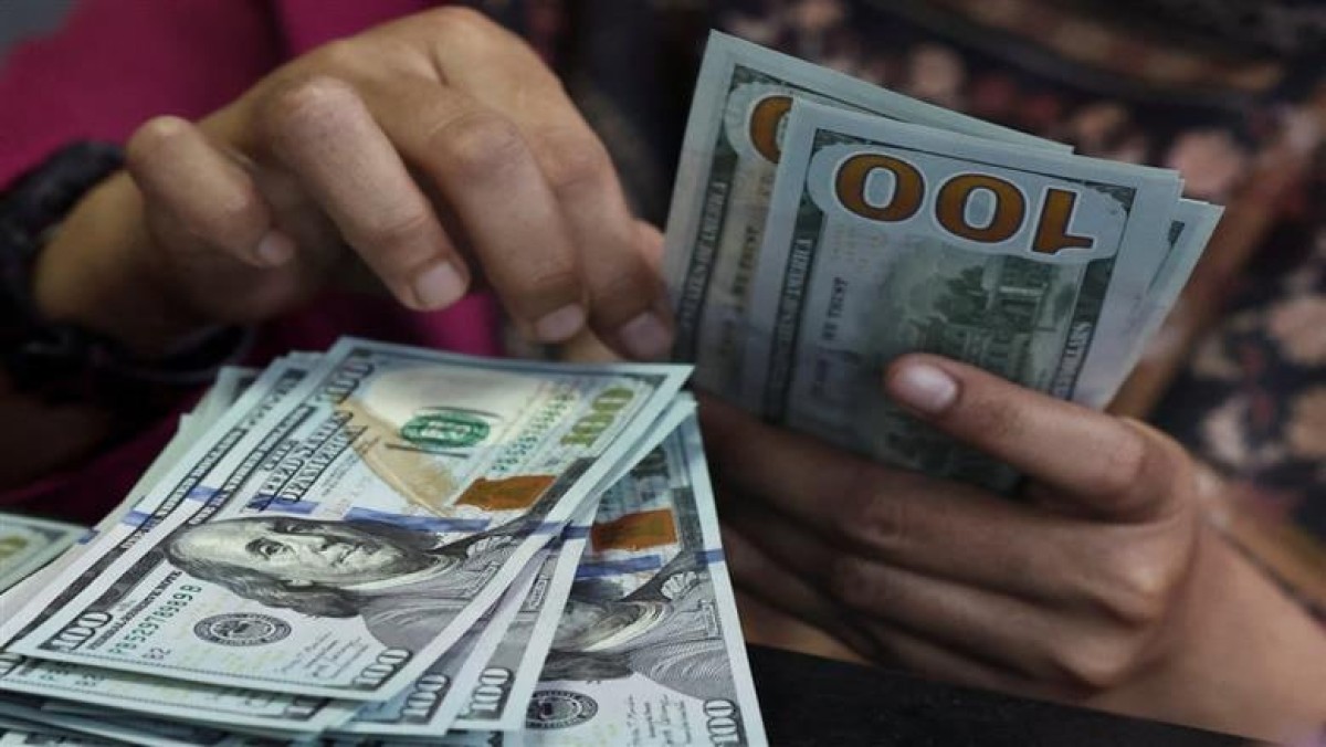 الدولار يقترب من 54 جنيهًا لهذا السبب.. وستاندرد آند بورز تتوقع ارتفاعه إلى 60 جنيهًا