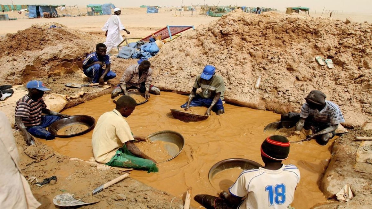 شبكات التنقيب والتهريب تستولي على 8 مليارات دولار من تجارة ذهب السودان
