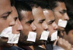 تقارير حقوقية ترصد تضييقًا ممنهجًا وتشريعات تُحكم قبضة الانقلاب على الإعلام