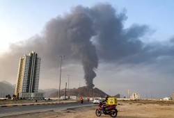 بالفيديو: هجمات تطال الفجيرة ورشقات صاروخية تضرب عمق الإمارات.. وروايات متضاربة عن الجهة المسئولة