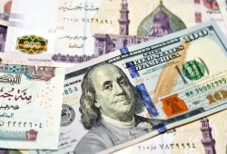 هروب الأموال الساخنة من مصر لليوم الثالث يدفع الدولار نحو 54 جنيها