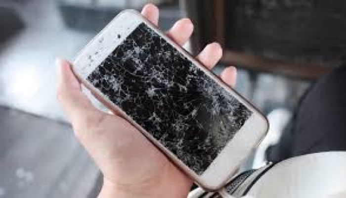 أشهر 5 أسباب لتلف شاشة الهاتف وكيفية تجنبها