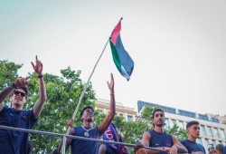 فيديو || لامين يامال يخطف الأضواء في احتفالات برشلونة ويثير تفاعلاً واسعًا برفع علم فلسطين خلال موكب التتويج