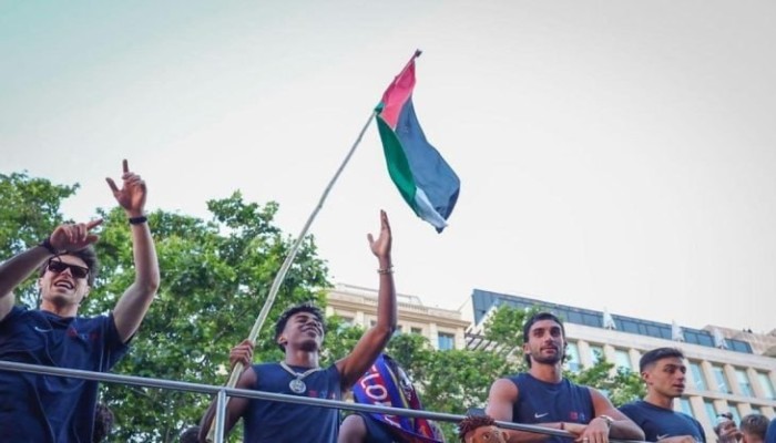 فيديو || لامين يامال يخطف الأضواء في احتفالات برشلونة ويثير تفاعلاً واسعًا برفع علم فلسطين خلال موكب التتويج
