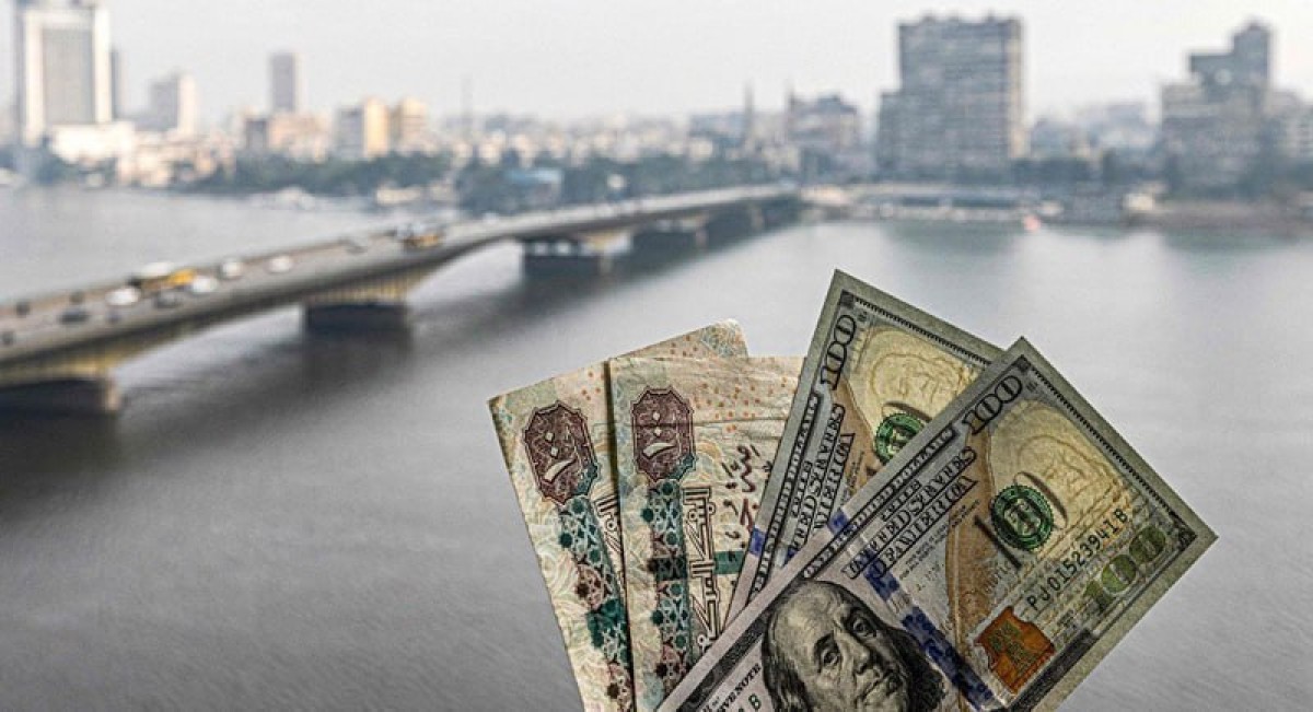 ديون مصر تقفز إلى 44.2% من الناتج المحلي.. تقرير حقوقي يتهم الحكومة بتحويل الاقتصاد إلى رهينة للاستدانة وبيع الأصول