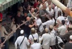 بالفيديو: اعتداءات عنيفة للمستوطنين على المصلين وقيود مشددة حول المسجد الأقصى
