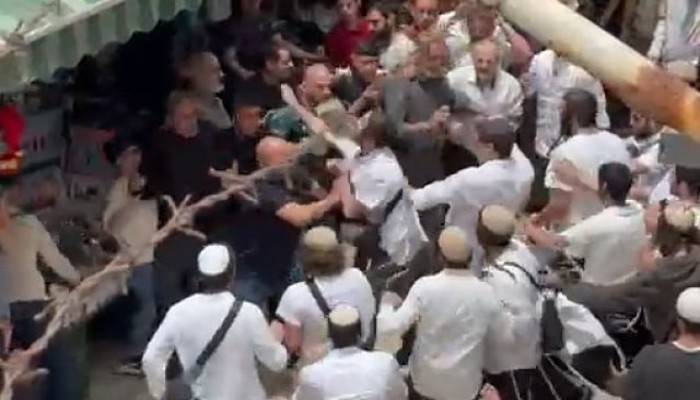 بالفيديو: اعتداءات عنيفة للمستوطنين على المصلين وقيود مشددة حول المسجد الأقصى