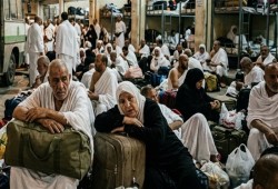 غرف مكدسة وأتوبيسات متهالكة.. فخ «رحلات الحج الاقتصادية» المزيفة تخدع زوار البيت الحرام