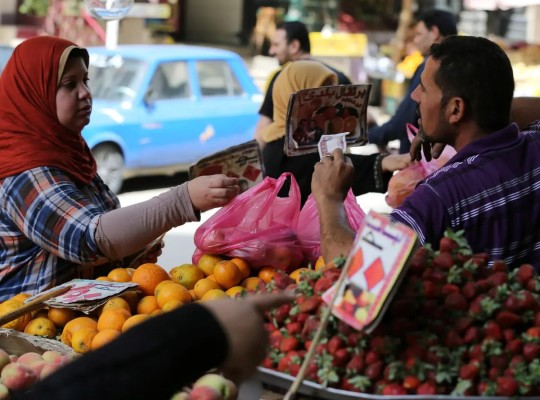 فوائد مرتفعة وأسعار متصاعدة قبل اجتماع المركزي تضع الحكومة أمام كلفة معيشية أوسع على المصريين
