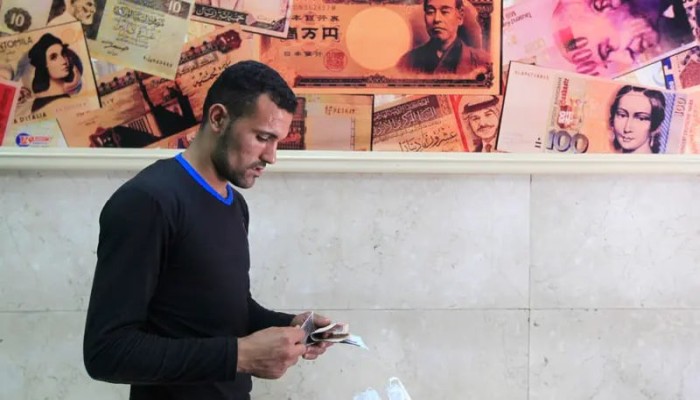 الدولار يقترب من مستوى الـ 54 جنيهًا.. الجنيه يدفع ثمن الأموال الساخنة والحكومة تترك المصريين لفاتورة الغلاء