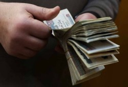 قروض التقسيط تحاصر المصريين.. نحو 2 مليون حالة تعثر وغرق في الديون