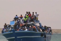 أطفال مصر في سوق الهجرة غير الشرعية.. قرى طاردة وسماسرة يروجون وحكومة تكتفي بالتحذير
