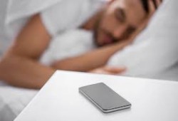 هل وضع الهاتف بالقرب منك أثناء النوم له أضرار صحية؟